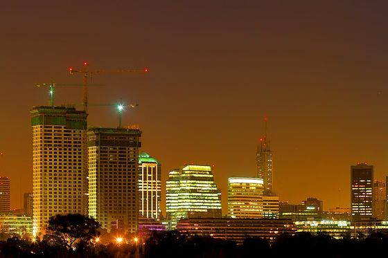 Torres de oficinas iluminadas en el horizonte de Buenos Aires al anochecer