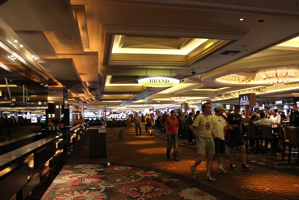 La sala de juego de un gran casino de Las Vegas vista desde arriba