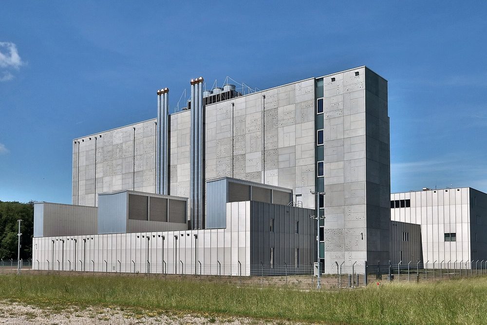 El exterior de hormigón del edificio de un centro de datos