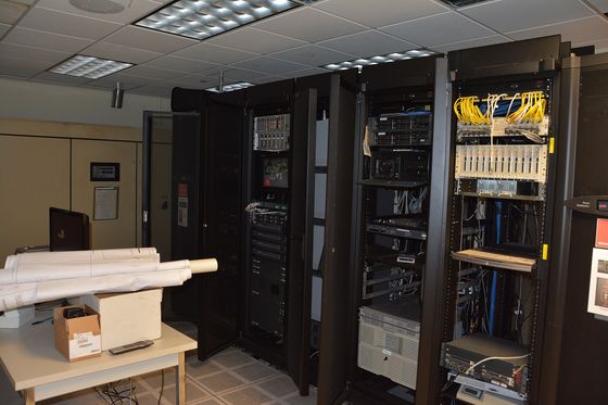 Racks de servidores y cableado dentro de un centro de datos