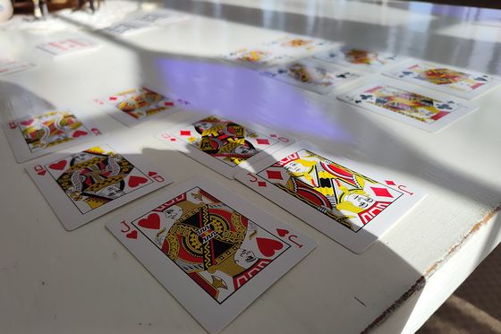 Jotas, reinas y reyes dispuestos en filas desde una baraja de cartas