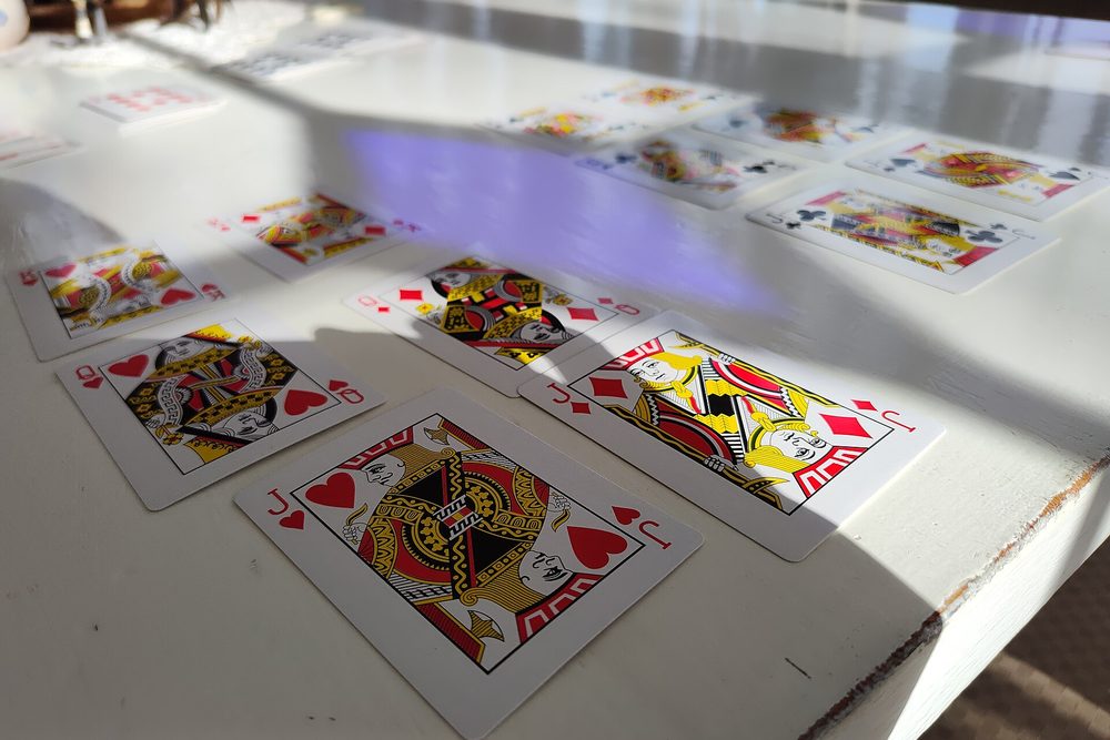 Jotas, reinas y reyes dispuestos en filas desde una baraja de cartas