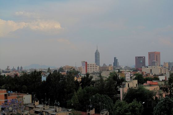El horizonte de la Ciudad de México visto sobre los tejados
