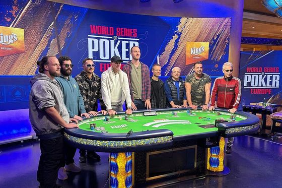 Nueve jugadores de pie alrededor de la mesa final de un evento de las World Series of Poker Europe