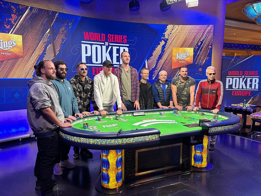 Nueve jugadores de pie alrededor de la mesa final de un evento de las World Series of Poker Europe