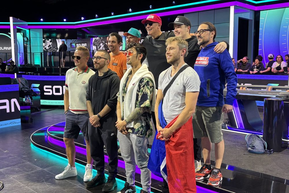 Finalistas de pie en el escenario de la mesa principal de las World Series of Poker