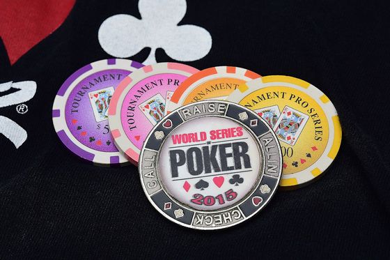 Fichas de torneo con la marca World Series of Poker desplegadas en abanico